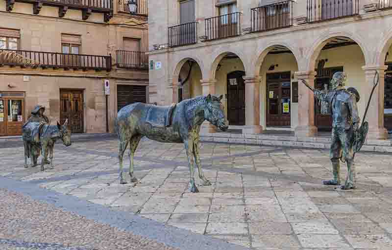 Ciudad Real - Villanueva de los Infantes 10 - plaza Mayor y monumento al Quijote.jpg
